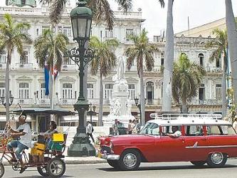 Zogfren indicó que durante el año fiscal 2011, casi 18,000 cubanos se beneficiaron de...