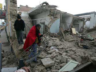 El sismo, que fue percibido además en las regiones vecinas de Ica y Moquegua, hizo salir a...