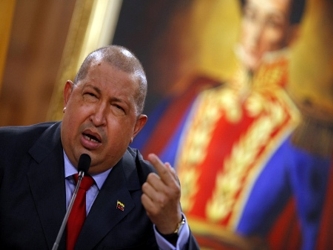 Chávez cuenta con el aparato de propaganda oficial, una poderosa maquinaria que lo sigue...