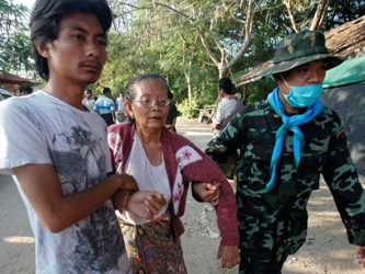 La violencia es resultado de persistentes tensiones en el estado de Rakhine entre la etnia rakhine...