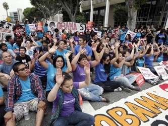 Obama ordenó la víspera detener de inmediato la deportación de cientos de...