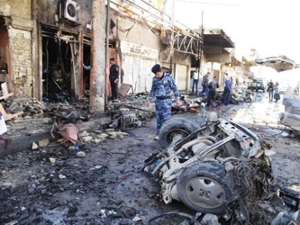 Los coches bombas explotaron cerca del distrito de Kadhimiya, esparciendo restos de cuerpos y ropa...