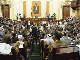 La asamblea, dominada por los Hermanos Musulmanes del presidente Mohamed Mursi y sus aliados, fue...