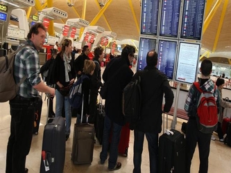 Entre enero y junio 40,625 españoles salieron al extranjero en comparación con los...