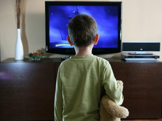 "Muchos niños pasan un promedio de 3-4 horas diarias viendo televisión, o tal...
