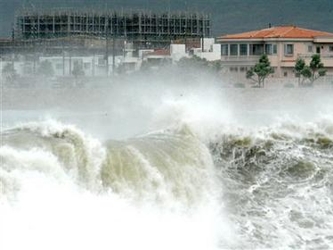 El tifón número 15 de esta temporada pasó este lunes por el sur de la isla...