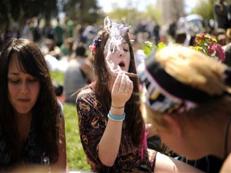 Los investigadores hallaron que las personas que empezaron a usar cannabis en la adolescencia y...