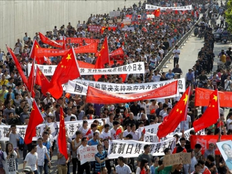 Se estima que mil personas participaron en una protesta en Pekin y bloqueraron el tráfico...
