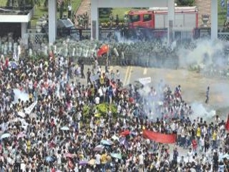 Las protestas masivas emergieron en Pekín y otras grandes urbes el sábado, cuando los...