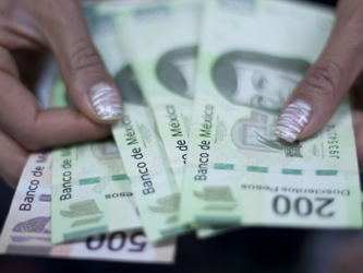De los de suyo insuficientes 2.5 billones de pesos destinados en 2011 por los bancos al...