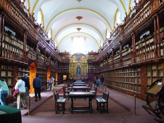 Su biblioteca cuenta con 25 mil ejemplares, lo que le permite mantener un buen nivel de vida. 