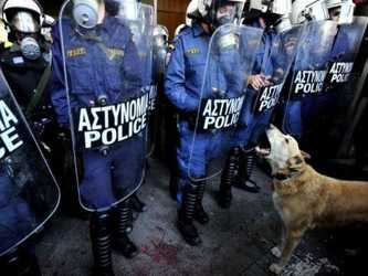 Las fuerzas de seguridad griegas repelieron con gases lacrimógenos a manifestantes que...