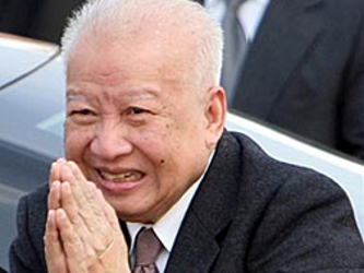 2 mar: Sihanouk abdica en favor de su padre para poder dedicarse de lleno a la política y...