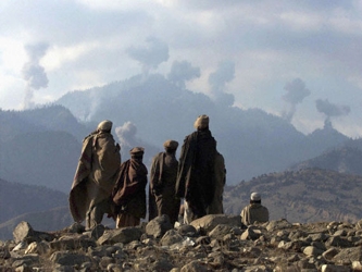 Adam y Chaudhry están involucrados en la producción de bombas para el Talibán...