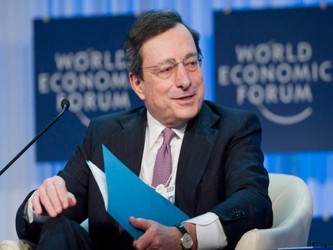 Draghi reiteró que el BCE consideraba que la inflación, que se desaceleró a un...