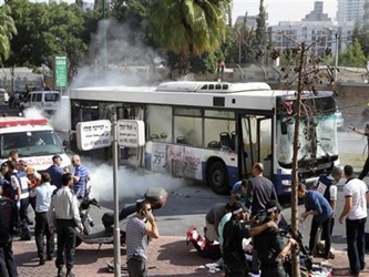 En Tel Aviv, al menos 10 personas resultaron heridas tras la explosión de autobús en...