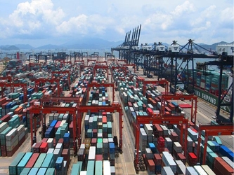 Las exportaciones totales cayeron un 6.5 por ciento en octubre respecto al año anterior, un...
