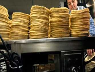 En el último día de 2012, la tortilla se vendió a 9.92 pesos en promedio en...