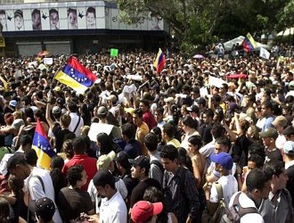 Elías Jaua, confidente de Chávez, pidió a la multitud de partidarios...