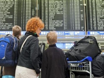 Se espera que alrededor de 300 de las 1,200 llegadas y salidas de vuelos programadas sean...