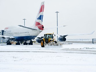 Los vuelos han sido interrumpidos desde el viernes en Heathrow, uno de los aeropuertos más...
