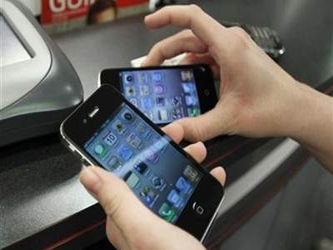 Las ventas totales de celulares en todo el mundo cayeron un 1.75 por ciento, a 1.700 millones de...