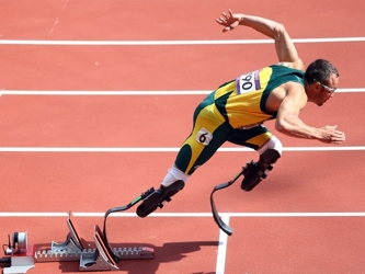 Pistorius, que compite con dos prótesis de fibra de carbono tras nacer sin ambas piernas,...