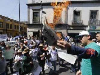 El agravio a La Jornada con la quema de ejemplares, característico de grupos...