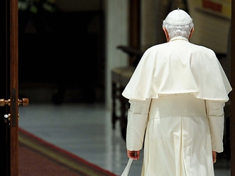 Para muchos, con este acto Benedicto XVI vuelve a colocar al servicio petrino como el primpilo...
