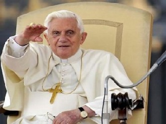 Benedicto XVI muestra esta naturaleza divina y fragilidad humana de la Iglesia. Esta mañana,...