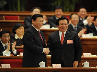 Xi asumió el rol de líder del Partido Comunista y del Ejército chino de manos...