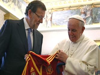 Rajoy, que acudió a la audiencia acompañado por su mujer Elvira Fernández,...
