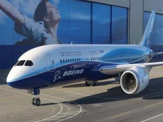 Boeing continuó fabricando el modelo Dreamliner mientras los aviones permanecían en...