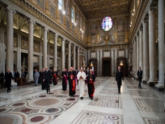 Nadie va a negar que titulares que vinculan lobby y Vaticano suscitan morbo y eso generaclics en...