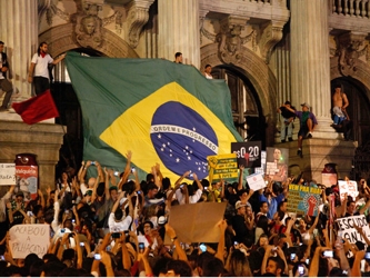 Rousseff respondió a protestas que llevaron el jueves a cerca de un millón de...
