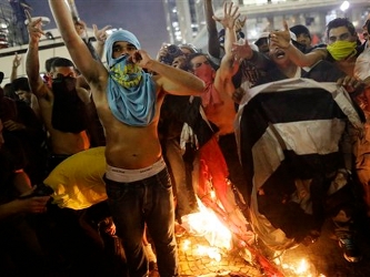 En Brasil, quienes han empezado a dominar las manifestaciones son el grupo de los Black Blocs a los...