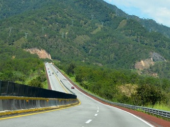 Sobre la nueva autopista Durango-Mazatlán, que en su construcción requirió una...
