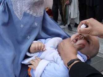 La polio, causada por un virus que se transmite por la comida o el agua contaminada, se...