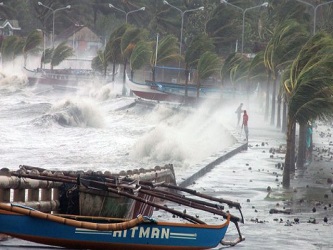 El huracán ha cruzado con gran velocidad una serie de islas de este a oeste Samar (unos...