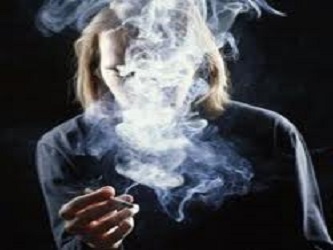La mayoría de los progenitores adictos al tabaco reconoce que más de alguna vez fuma...