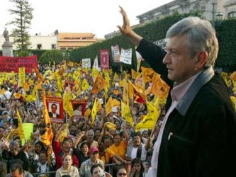 En la Plaza de la Revolución, de Villahermosa, Andrés Manuel López Obrador...