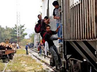 Miles de migrantes, en su mayoría de origen centroamericano, intentan llegar a Estados...