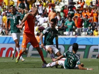Holanda le ganó 2-1 a México gracias a un penal convertido por Klaas-Jan Huntelaar a...