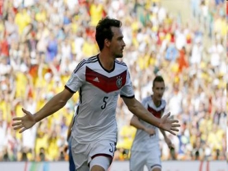 Alemania salió más adelantada en el inicio, con Thomas Müller movedizo ante una...