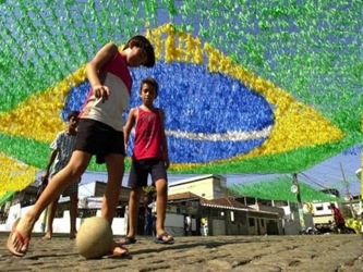 Veinticuatro equipos formados por hombres y mujeres compiten en el Mundial de fútbol calle,...