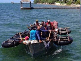 Bajo el acuerdo migratorio de 1999, a los barcos cubanos se les permite navegar a través de...