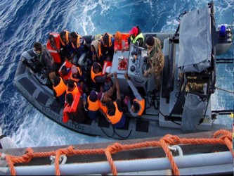La Marina italiana, que coordina las operaciones de rescate, dijo que tres de sus buques rescataron...