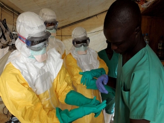 Todas las vacunas del ébola en desarrollo enfrentan los mismos desafíos: deben ser...