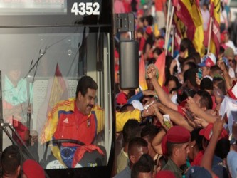 Mostrando la fruta a las cámaras, Maduro dejó ver el mensaje de Marleni: 