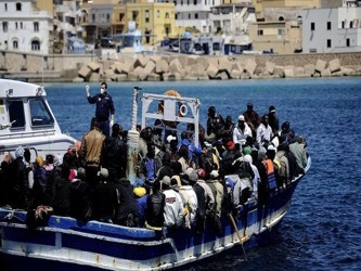 Australia evita a los solicitantes de asilo al impedir que los que llegan por mar puedan asentarse...